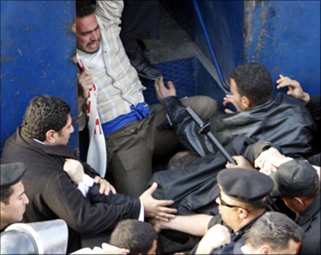 الأمن يحبط مظاهرتين بالقاهرة لمناصرة غزة ويمنع التصوير