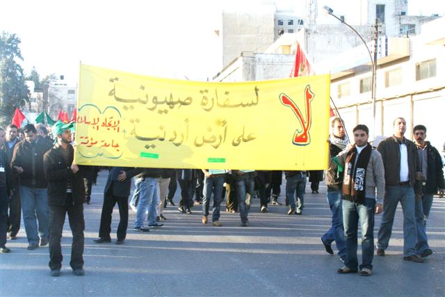 طلاب الجامعات يعتصمون أمام مجلس النواب