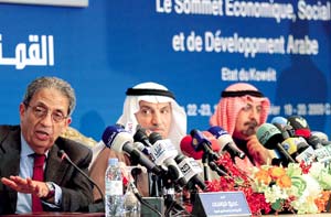 قمة الكويت ..التزام القادة بالارتقاء بمستوى معيشة المواطن ومواجهة الأزمة المالية العالمية