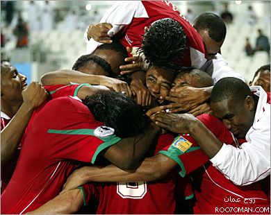 السلطان قابوس يمنح كل لاعب في المنتخب العماني 50 ألف ريال وقطعة ارض