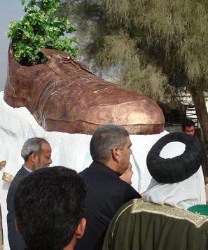 السلطات العراقية تزيل تمثالا لحذاء الزيدي من " تكريت "