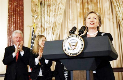 كلينتون أدت اليمين ملمحة لمونيكا وشكرت زوجها