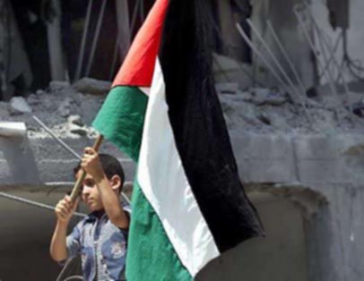 لاعب تركي يضع علم فلسطين وسط الملعب تضامنا مع غزة