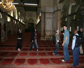 الاحتلال الإسرائيلي ينتهك حرمة الأقصى ويتعمد إدخال سياح بلباس شبه عار إلى المسجد