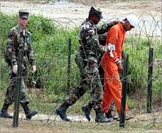 أجبرونا على تناول المنشطات الجنسية .. عائد من غوانتانامو: محققون من دول عربية كانوا يستنطقون المعتقلين