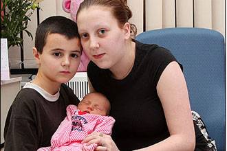 أصغر أب في بريطانيا: طفل الـ 13 ربيعا يتعهد برعاية رضيعته