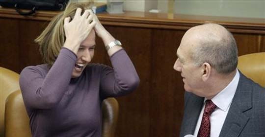 الإرهابي أولمرت ينسف التهدئة وعاموس جلعاد يتهمه بمحاولة إذلال مصر