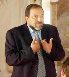 "ليبرمان" أقام صفقات تجارية ضخمة مع مسؤولين فلسطينيين في وقت كان يدعو فيه للقضاء عليهم