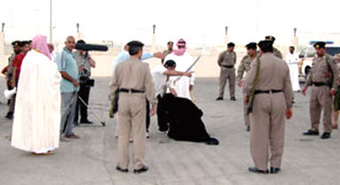 إعدام شرطيين سعوديين اغتصبا أجنبية بالقوة