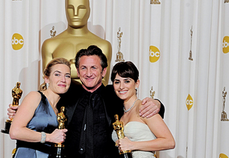 المليونير المتشرد فاز بجائزة أفضل فيلم ويحصد ثماني من الجوائز