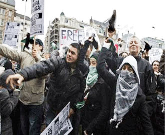 هجوم بالأحذية في أمستردام على الناطق باسم جيش الاحتلال الإسرائيلي