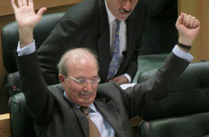 خطوط الدفاع النيابية عن الحكومة تنهار أمام التعديل