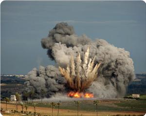 "إسرائيل" تعاود قصف الشريط الحدودي بين القطاع ومصر