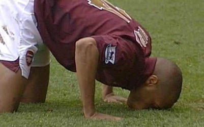 سجود اللاعبين.. مباح أم مكروه؟