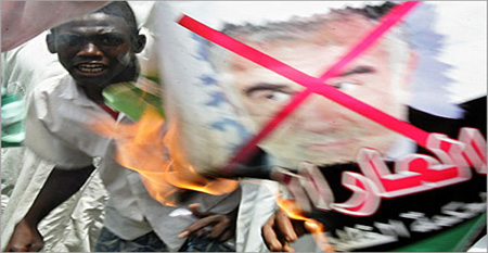 مذكرة اعتقال البشير جاهزة.. أوكامبو : "سنقبض عليه حال مغادرته السودان"