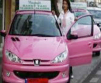 "بنات تاكسي": سيارات أجرة لبنانية زهرية تقودها نساء... وللنساء فقط!