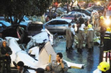 برازيلي يخطف طائرة صغيرة ويفشل في صدمها بمركز تسوق مزدحم