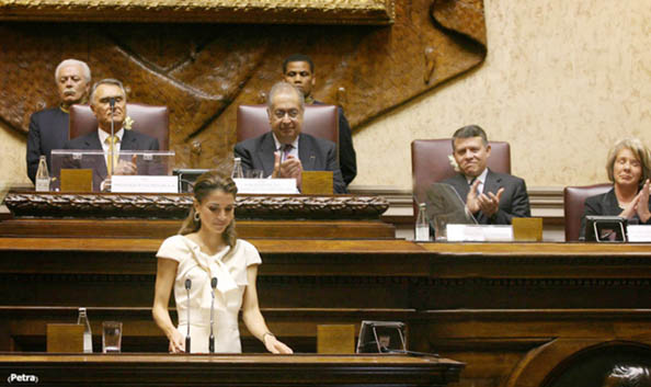 الملكة رانيا تتسلم جائزة "الشمال-الجنوب" في لشبونة