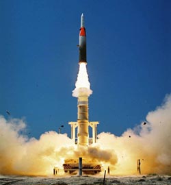 مدمرتان أمريكيتان تتأهبان لاعتراض صاروخ كوري شمالي وشيك