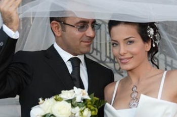 دومنيك حوراني تشهر إسلامها في إيران