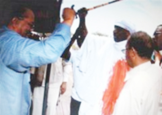 البشير يتكفل بعلاج سوداني طعن نفسه احتجاجا على قرار الجنائية الدولية