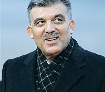 غول يصل بغداد في اول زيارة لرئيس تركي منذ 33 عاما