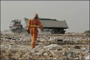 هل يعلم أمين عمان بإصابة عمال في مكب النفايات بمرض " الكبد الوبائي " ؟