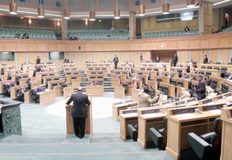 تحرك نيابي لإلغاء ضريبة الـ 5% على إعلانات الصحف