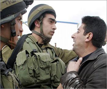 جنود إسرائيليون يرتدون قمصانا تحمل صور أطفال قتلى