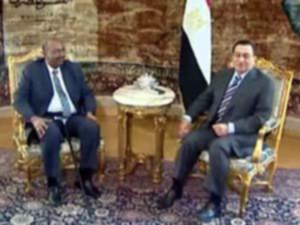 البشير يصل القاهرة في أول زيارة لدولة عربية بعد مذكرة الجنائية