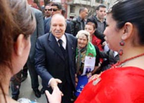 إحباط محاولة لرشق بوتفليقة بالأحذية في تيزي وزو