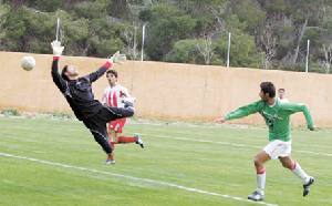 الاعتداء على الحكم يوقف قمة دوري الشباب لكرة القدم