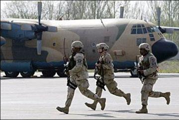 كلبة تخلي قاعدة جوية أميركية