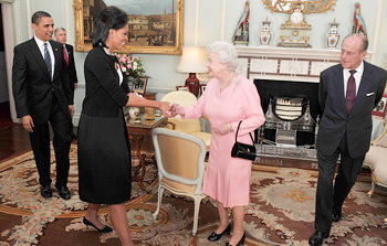 ميشيل أوباما تخرق البروتوكول الملكي وتحتضن الملكة إليزابيث الثانية