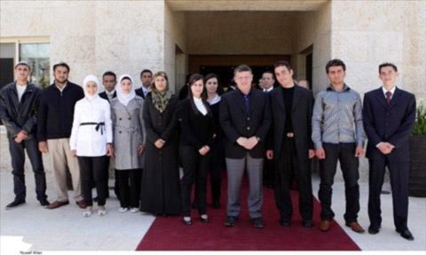 الملك يلتقي الطلبة المشاركين في برنامج قضاة المستقبل