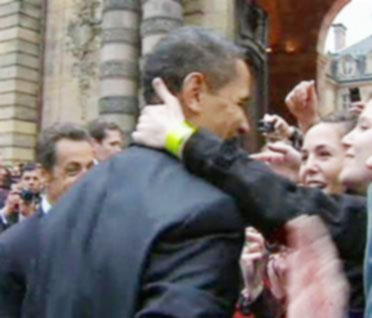 أوباما يتقبل بخجل قبلة من فتاة فرنسية بعد تشجيع من ساركوزي