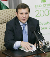 ما سر تعامل وزارة البيئة بازدواجية في تنفيذ القرارات على مصانع بيادر وادي السير ؟