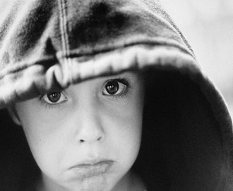 تضامناً مع والدته المصابة بـ" سرطان الثدي "... طفل أردني يحلق شعره!!