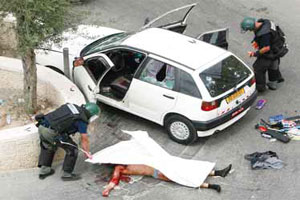 شهيد .. والاحتلال يهدم منزل مهاجم فلسطيني في القدس المحتلة