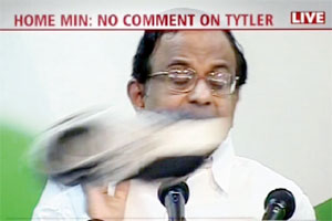 صحفي من السيخ يرمي وزير الداخلية الهندي بفردة حذاء