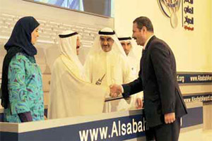 أميرالكويت يسلم الزميل الرواشده جائزة افضل موقع اعلامي عربي لـ «بترا»