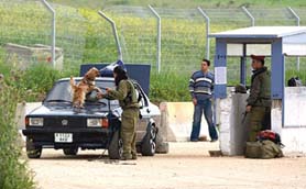 المخابرات الإسرائيلية تحول الحواجز العسكرية في الضفة إلى فخاخ لاصطياد العملاء