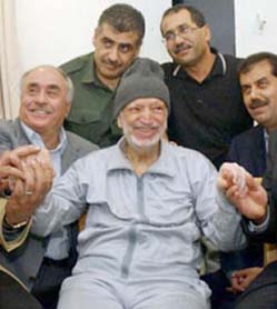 مؤكدا رفض قيادات السلطة تشريح الجثة وقت الوفاة.. طبيب عرفات يشكك في جدوى تشريحها الآن