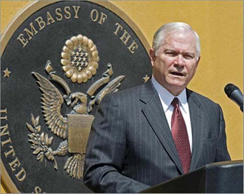 غيتس يحذر إسرائيل بلهجة قوية من ضرب إيران لما لها من عواقب خطيرة