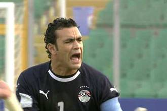 "الفيفا" يوقف عصام الحضري 4 أشهر ويغرمه 900 ألف يورو