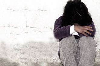 طفلة تتعرض للاغتصاب من والدها وشقيقها في جدة بـ"معرفة" الأم