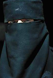 القبض على شاب تنكر لأكثر من اسبوعين بزي امرأة في وادي موسى