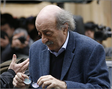 اعتبره البعض انقلابا..فيلم مصوّر لجنبلاط يسخر فيه من جعجع والحريري