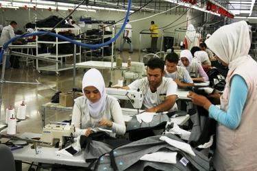 الإدارة تهددهم باغلاق المصنع..عمال في المتوسط للغزل والنسيج يضربون عن العمل