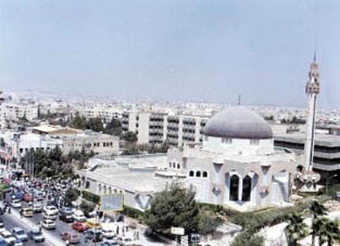 تحطيم زجاج في " شؤون الطلبة " وبعض السيارات على خلفية فصل طلبة في اليرموك